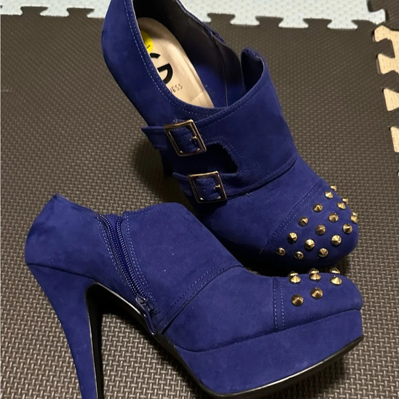 Royal Blue Suede studded heels G by Guess size 9 - Picture 4 of 7